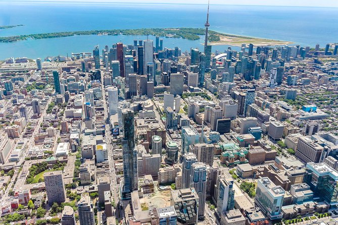 Autogyro flight 14-Minute Helicopter Tour Over Toronto From: €166.45